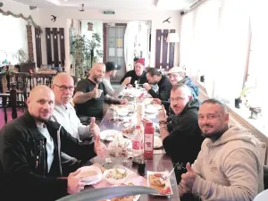 Die Harten Hunde beim Speisen im Schwalbennest